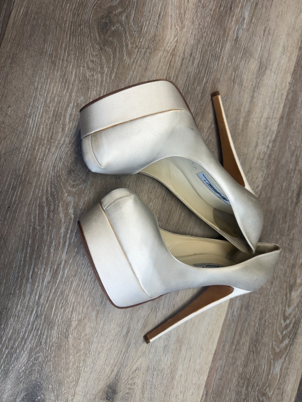 B Brian AtWood Ivory Satin Women's Pumps - Classic Court EUR 38 - Picture 7 of 9